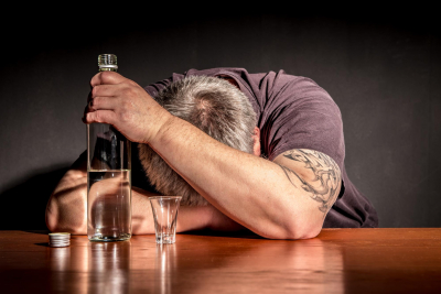 Mąż alkoholik – jak mu pomóc?